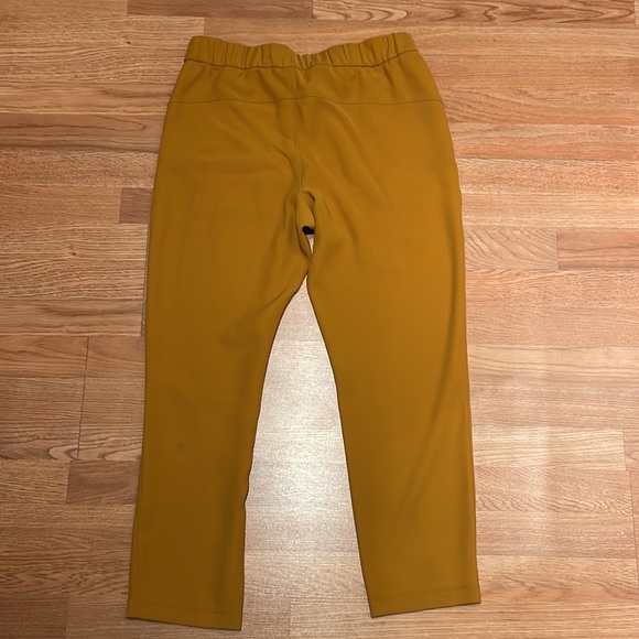 Like new lulu lemon womens stretch highrise joggers, size 10 - Picture 3 of 3